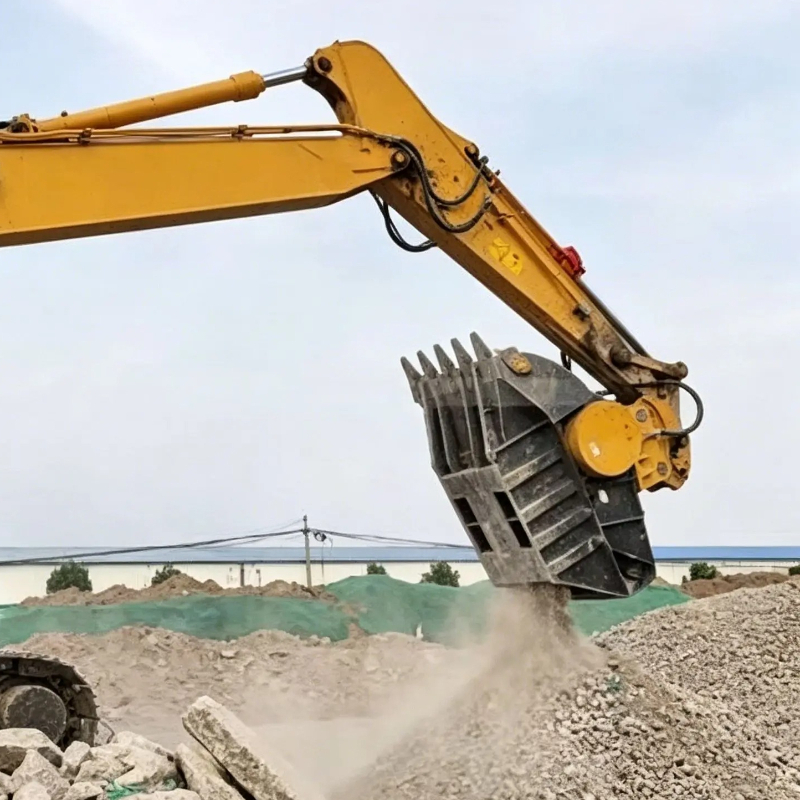 Heavy Equipment With Bucket - Godet de concassage hydraulique pour excavatrice,