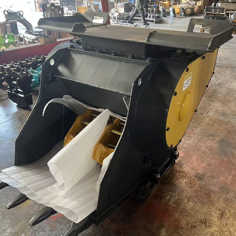 Heavy Equipment With Bucket - Godet de concassage hydraulique pour excavatrice,